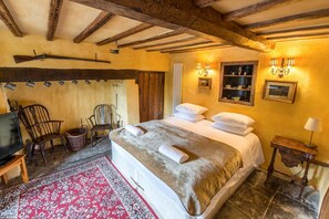Deluxe Double Room, 1 King Bed, Courtyard View | Egyptian cotton sheets, individually decorated, iron/ironing board - Meadow Cottage (Bristol)