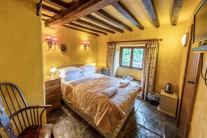 Standard Room | Egyptian cotton sheets, individually decorated, iron/ironing board - Meadow Cottage (Bristol)