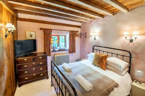 Egyptian cotton sheets, individually decorated, iron/ironing board - Meadow Cottage (Bristol)