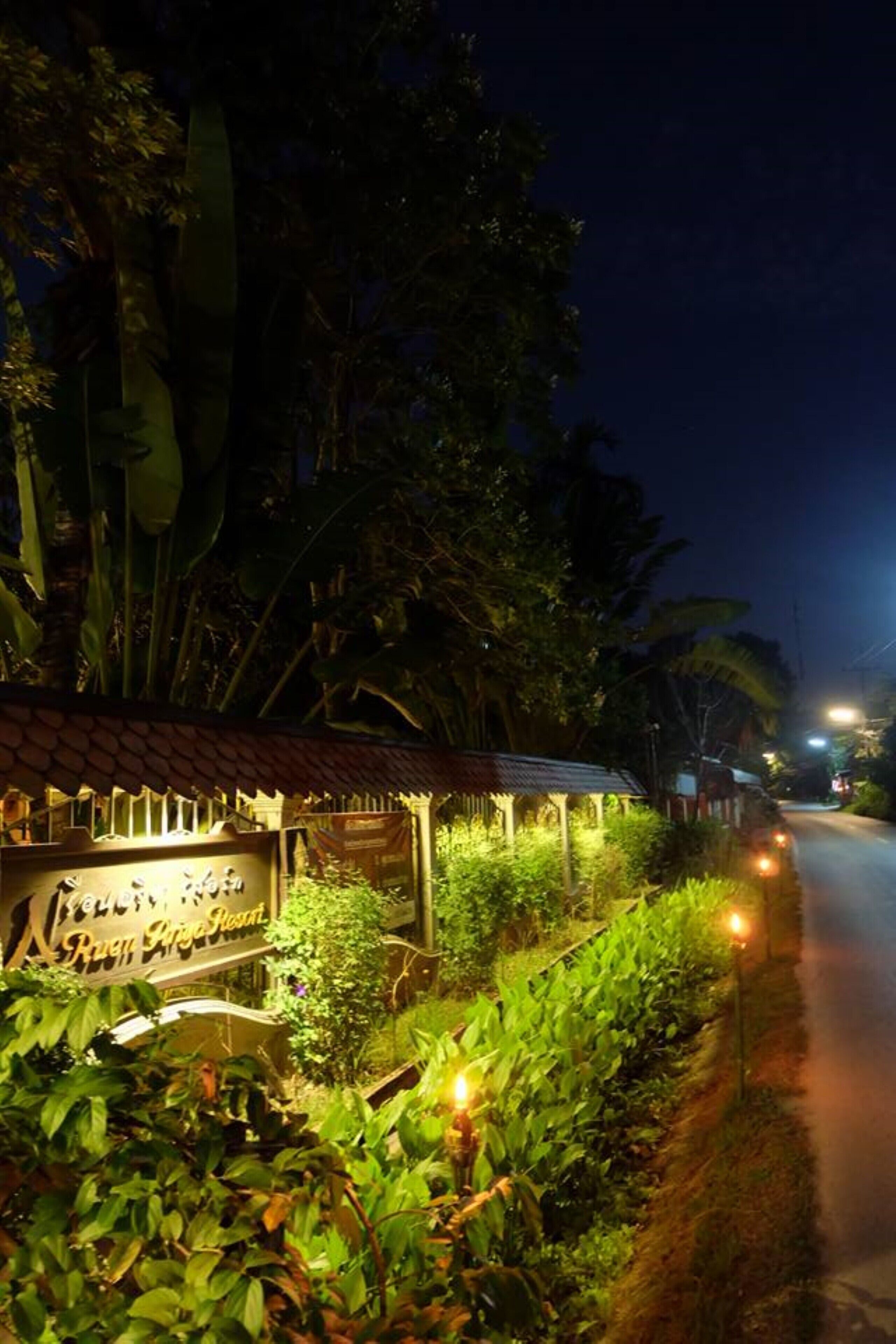 Voorkant accommodatie - avond/nacht