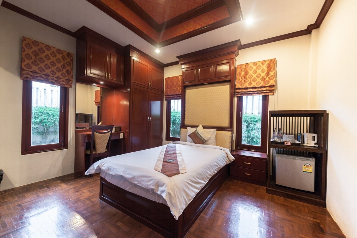 Premium bedding, minibar, in-room safe, iron/ironing board (on request)