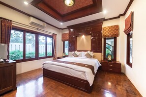 Family Villa, Private Pool | Peralatan tempat tidur premium, bar mini, peti besi dalam bilik