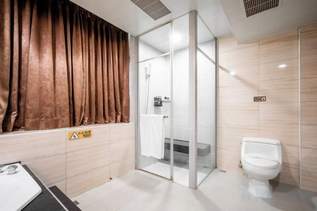 Bathroom | Separate tub and shower, jetted tub, rainfall showerhead