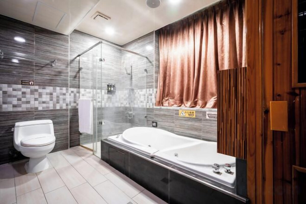 Bathroom | Separate tub and shower, jetted tub, rainfall showerhead