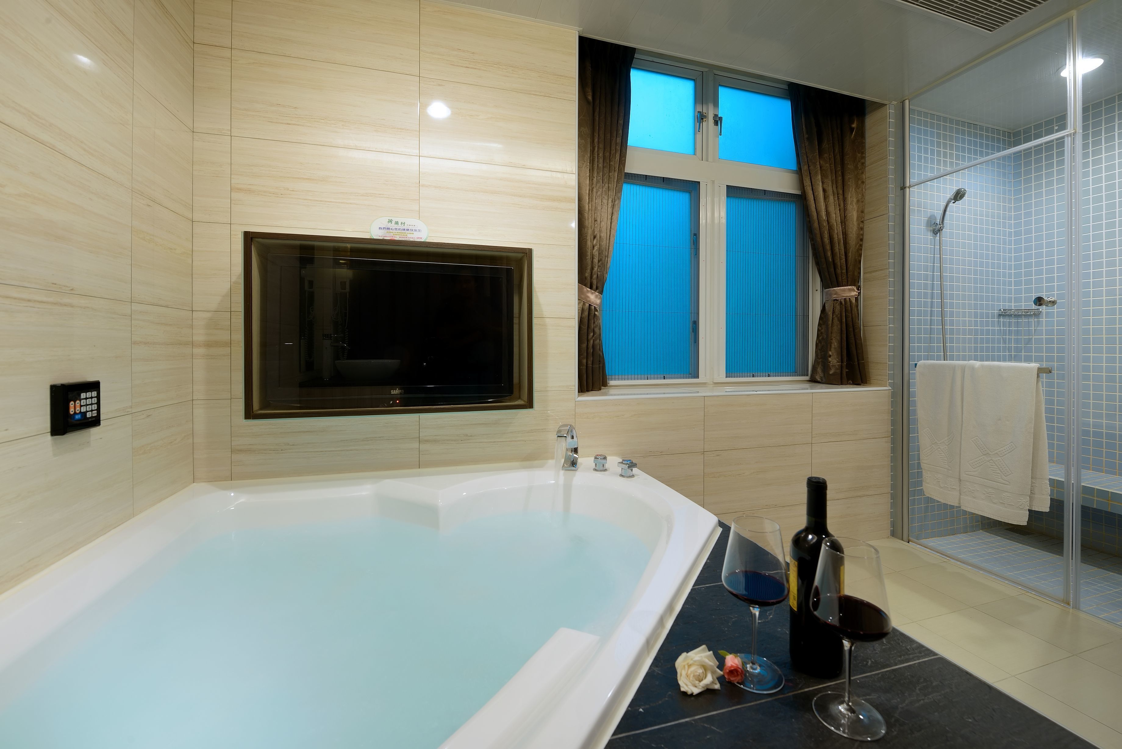 Deluxe-Zimmer, 1 Doppelbett | Badezimmer | Badewanne und Dusche (separat), Whirlpool, Regendusche