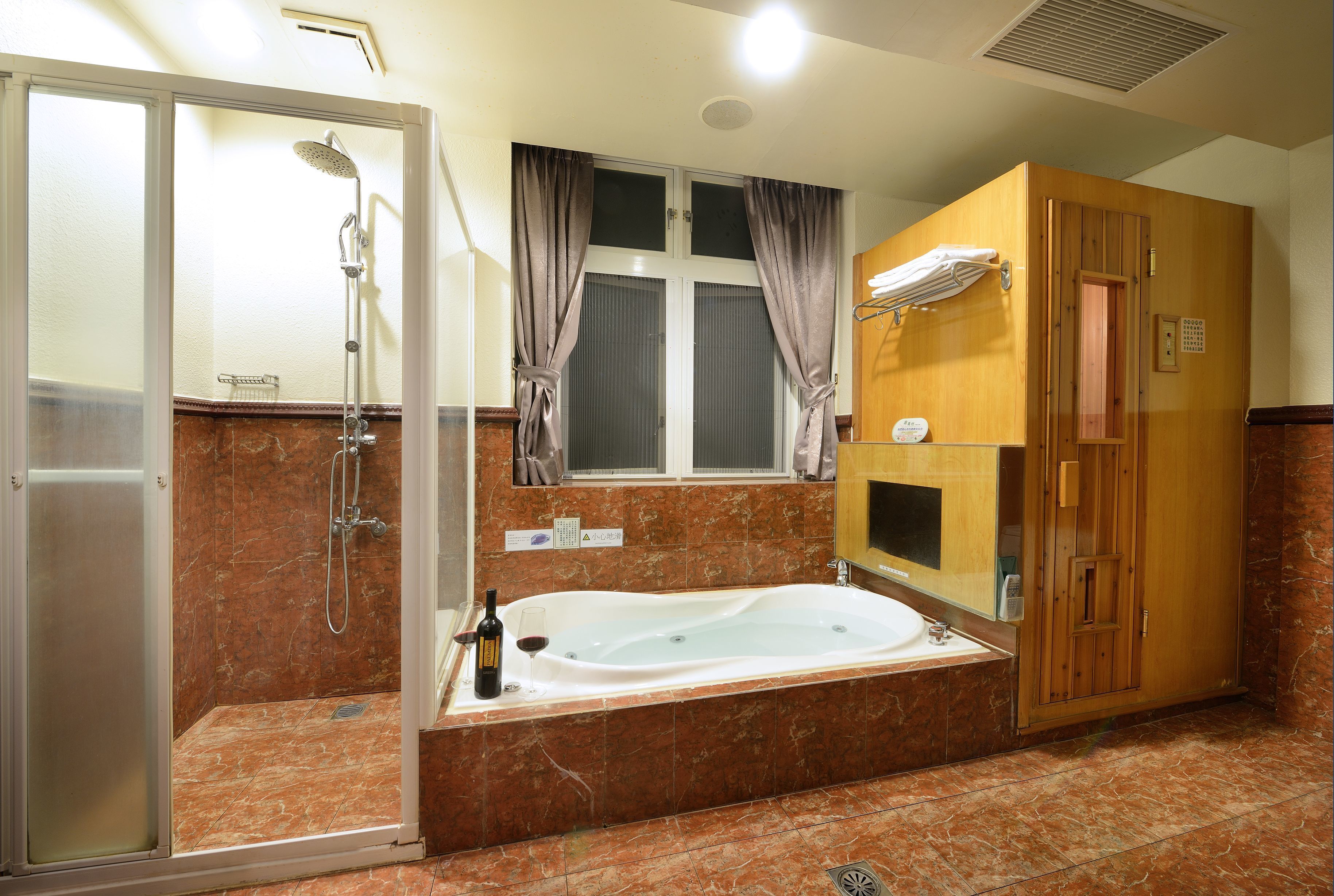 Un baño con ducha a nivel, bañera y tocador con espejo.