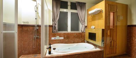 Un baño con ducha a nivel, bañera y tocador con espejo.