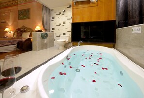 Deluxe Room, 1 Double Bed | Jetted tub