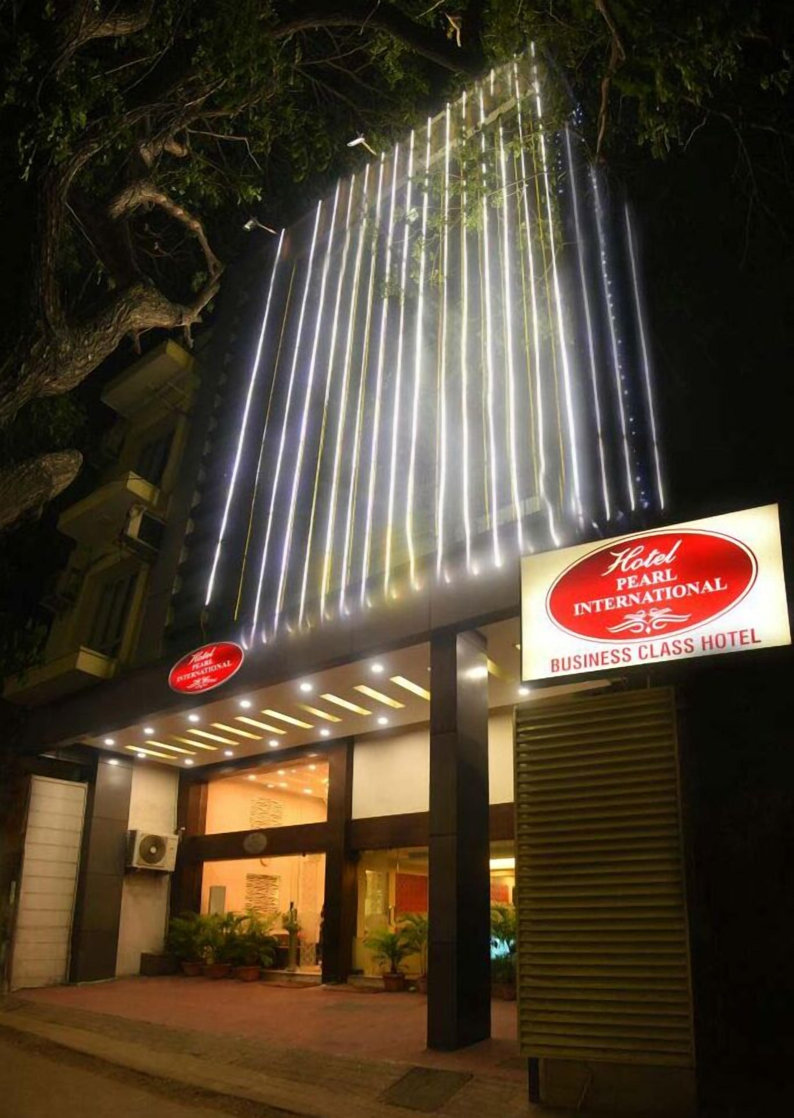 Voorkant accommodatie - avond/nacht