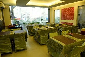 Free daily buffet breakfast  - Hotel Pearl International (Chennai)