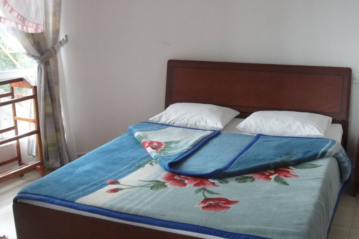 Standard Room, 1 King Bed | Premium bedding, desk, soundproofing, iron/ironing board