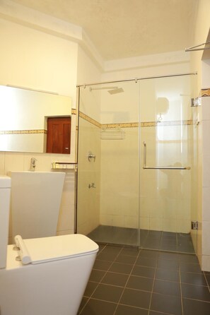 Shower, free toiletries, hair dryer - Kandyan View Holiday Bungalow (Kandy)