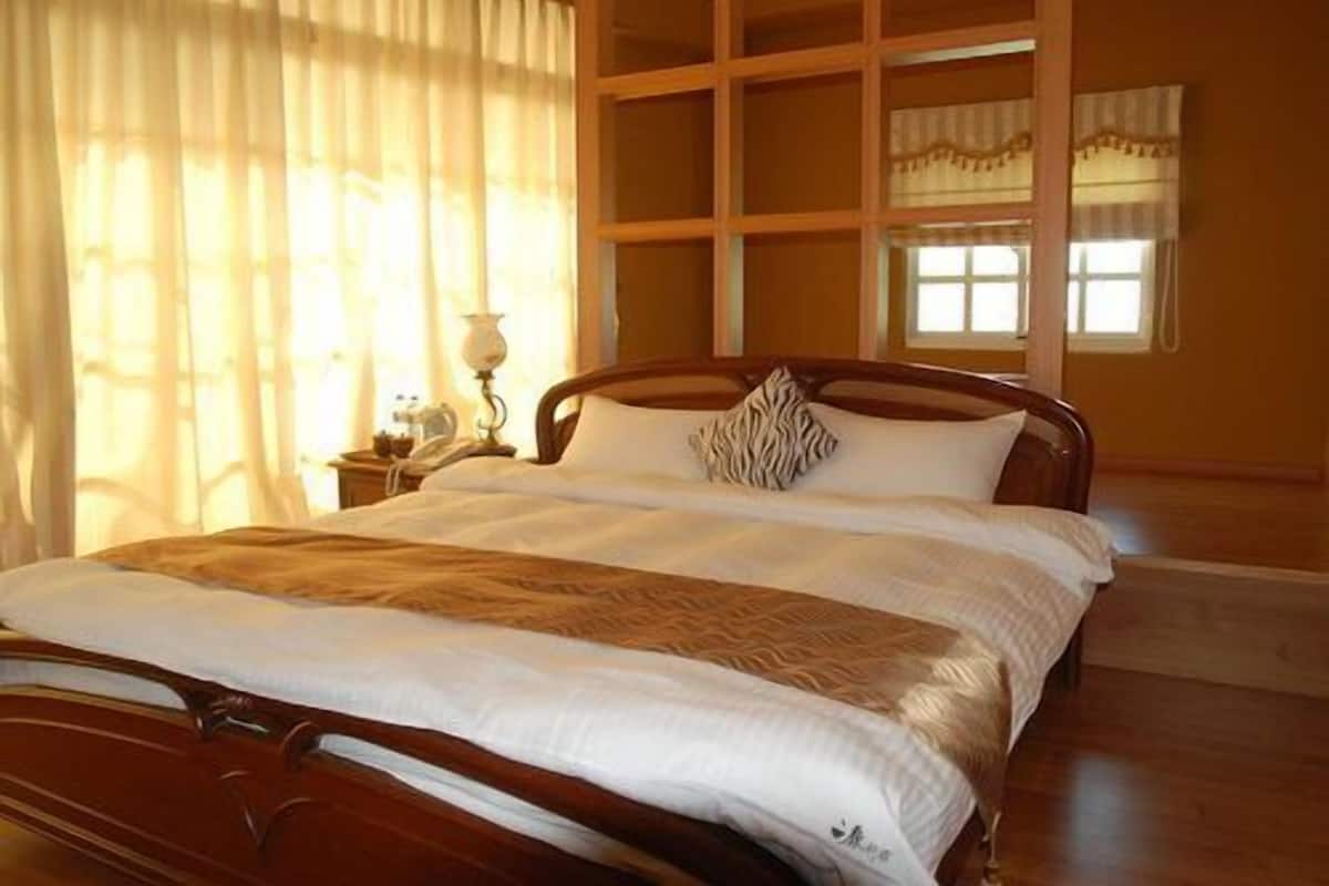 標準雙人房 | 意大利 Frette 床單、高級寢具、特厚豪華床墊、書桌