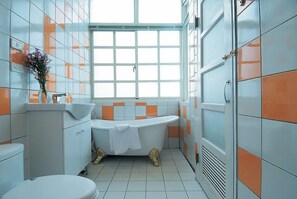 Standard Quadruple Room, 2 Double Beds | Bathroom