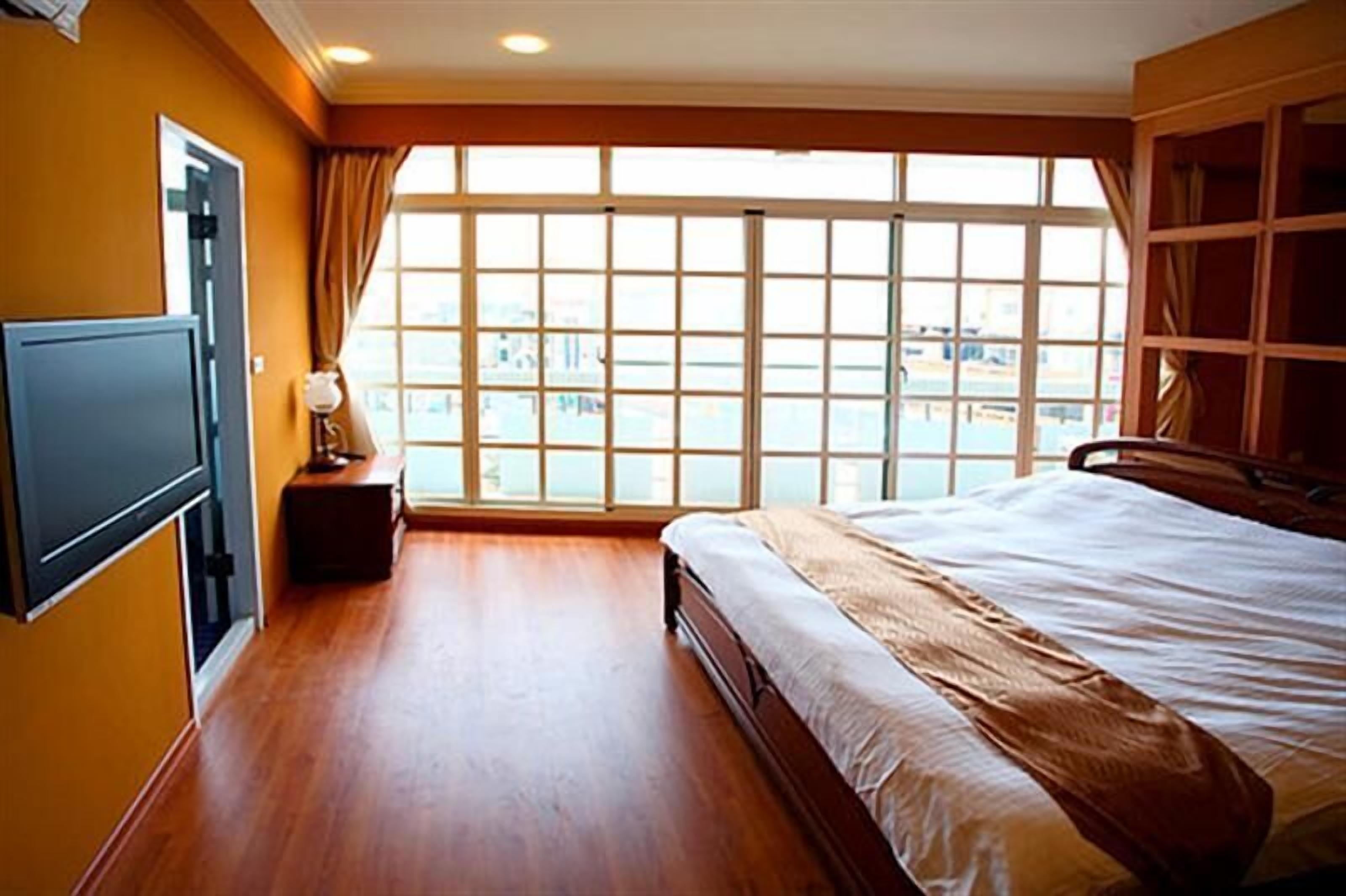 Frette Italian sheets, premium bedding, pillowtop beds