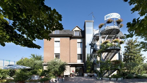 Un hôtel au design moderne, doté d’un escalier imposant et d’une enseigne sur laquelle on peut lire « HOTELCA ».