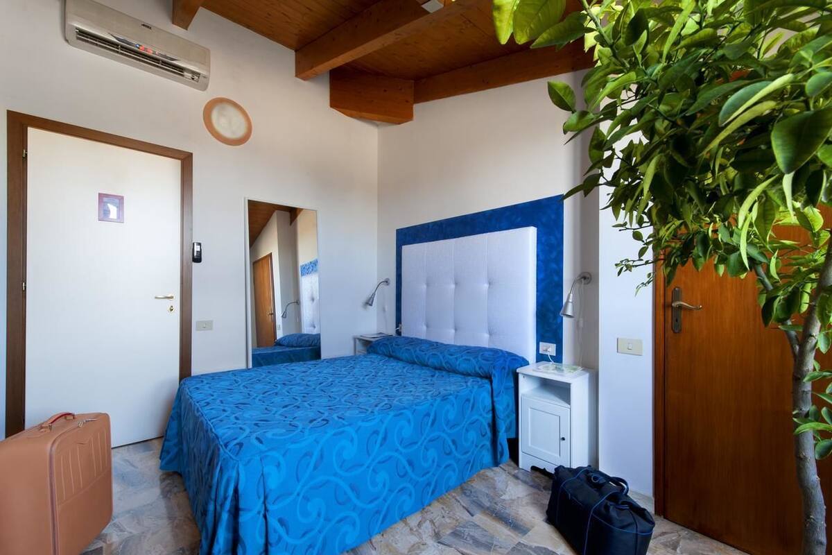 Un dormitorio con cama, mesita de noche y armario.