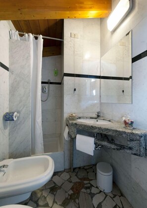 Douche, articles de toilette (gratuits), séchoir à cheveux