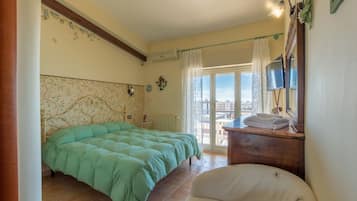 Cubrecamas, decoración personalizada, muebles diferentes y escritorio