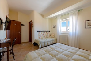 Down comforters, individually decorated, individually furnished, desk - Casa Fiorita Bed & Breakfast (Agrigento)