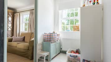 Family House, 4 Bedrooms | Peti besi dalam bilik, dihias secara berasingan