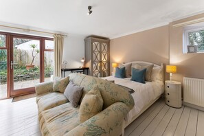 Studio | Brankas dan didekorasi berbeda-beda