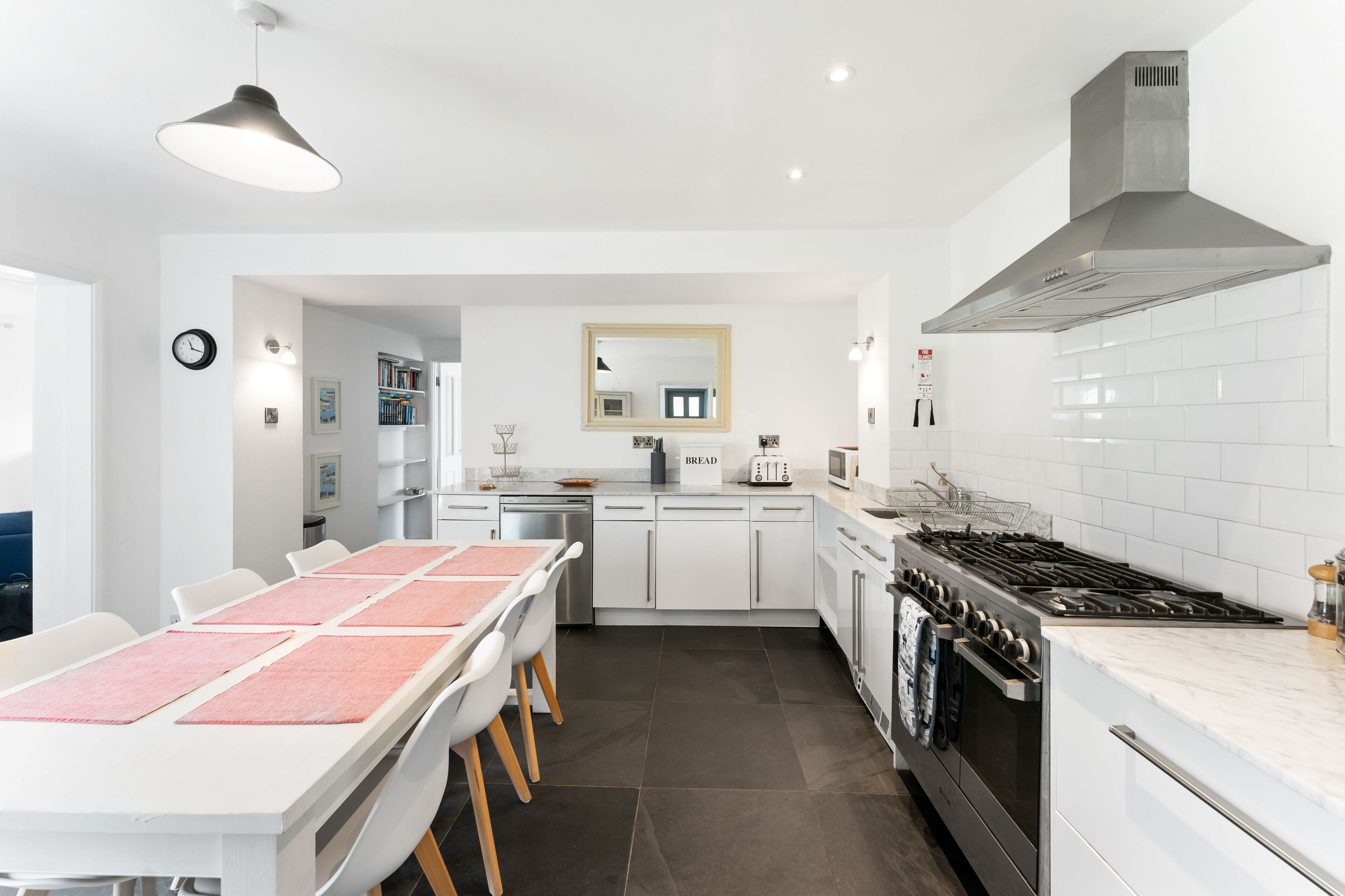 Maison Familiale, 4 chambres | Cuisine privée | Réfrigérateur, micro-ondes, bouilloire électrique, chaise haute