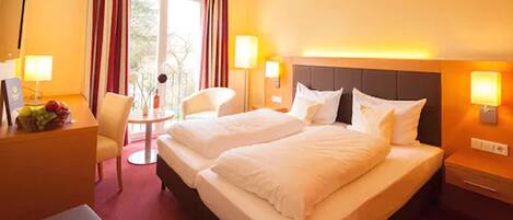 Minibar, caja de seguridad en la habitación y escritorio