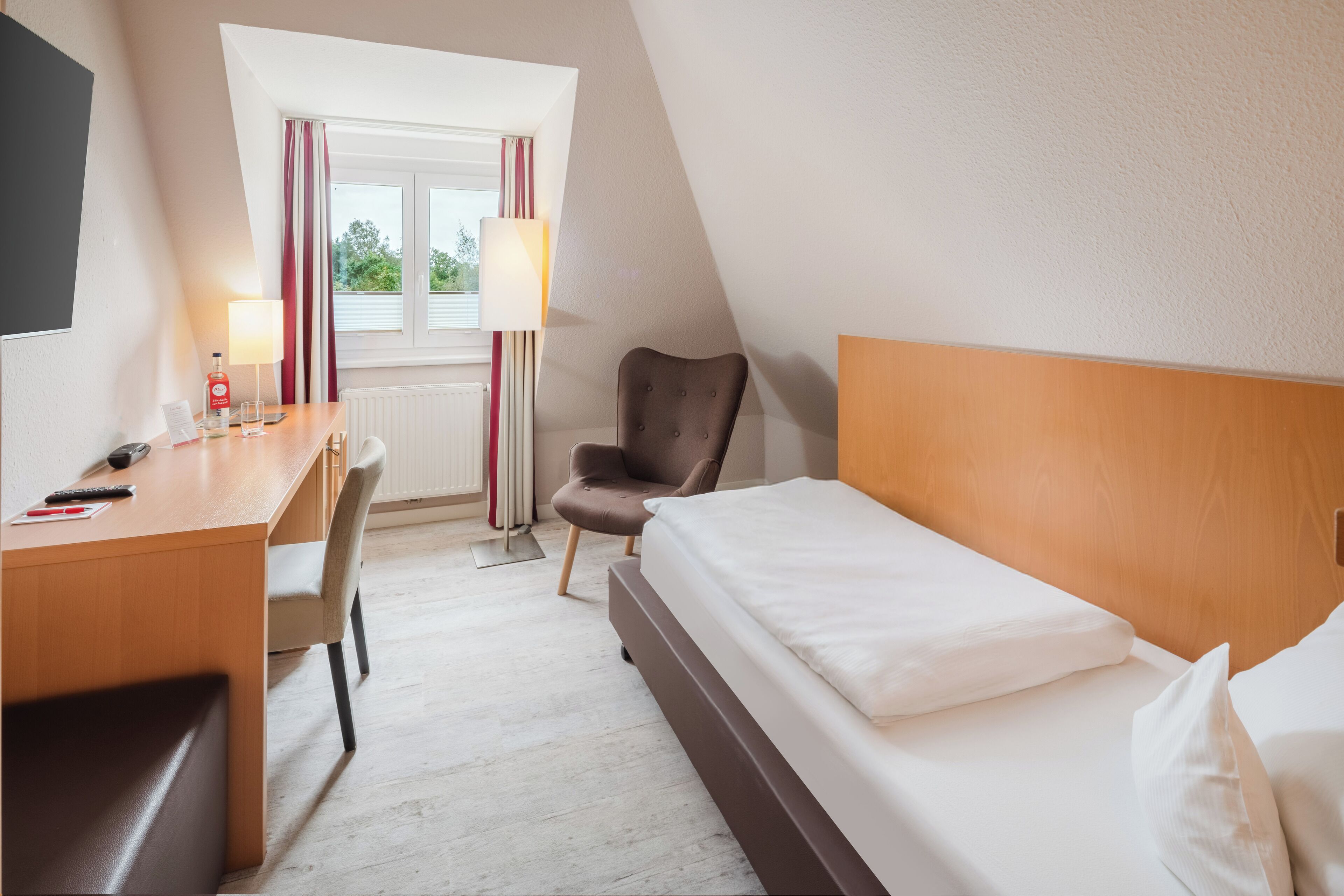 Habitación individual básica | Minibar, caja fuerte, escritorio y cortinas opacas