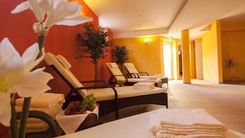 Sauna seca, sauna a vapor, massagens com pedras quentes
