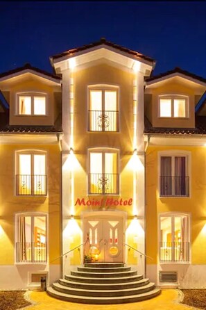 Front of property - evening/night - Moin! Hotel Cuxhaven (Cuxhaven)
