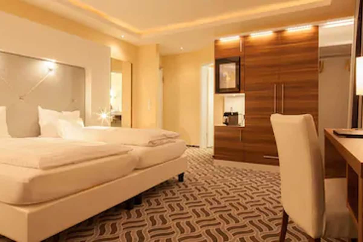 junior suite | minibar, in-room safe, desk, blackout curtains