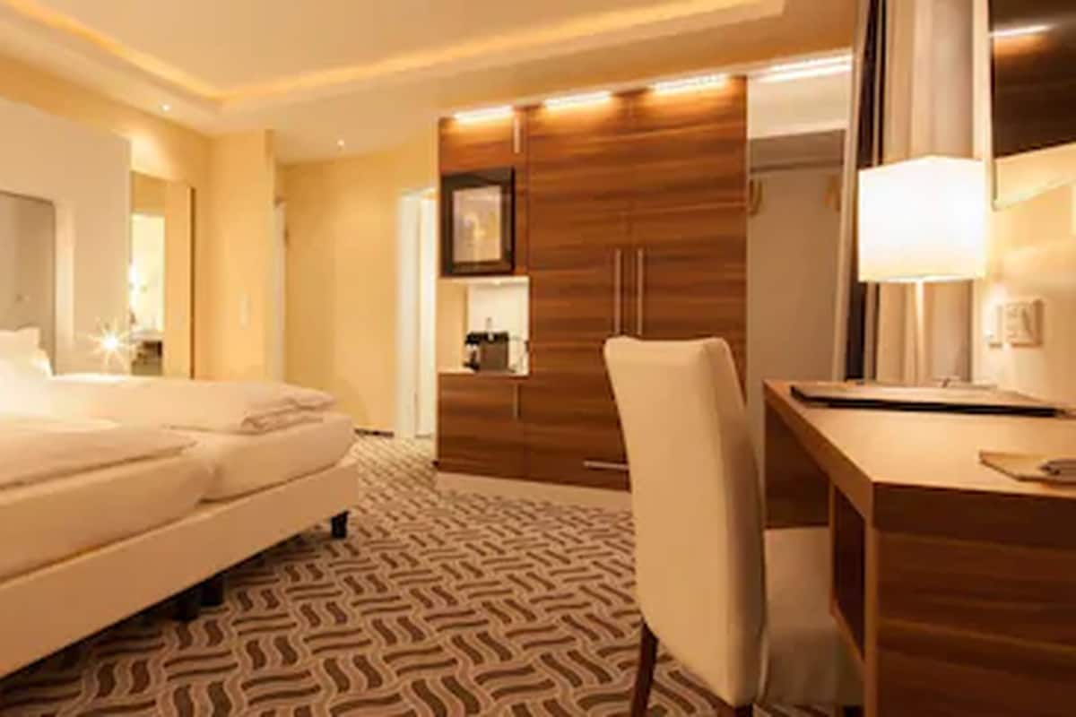 Junior suite | Een minibar, een kluis op de kamer, een bureau, verduisterende gordijnen