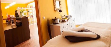 Una habitación de hotel con cama, cómoda, espejo y ventana con persianas.