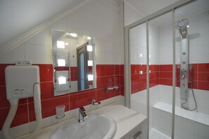 Duschwanne, kostenlose Toilettenartikel, Hausschuhe, Handtücher