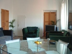 Deluxe-Apartment (2 people) | Wohnbereich | Flachbildfernseher