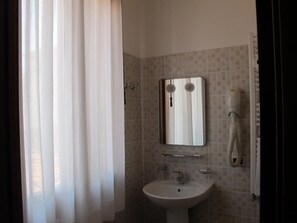 Suihku, hiustenkuivaaja, bidee, pyyhkeet