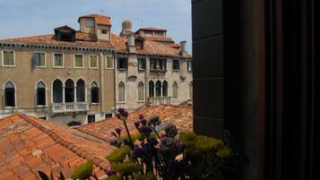 Camera doppia | Una cassaforte in camera, una scrivania