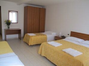 Tallelokero huoneessa, työpöytä, vauvansängyt, ilmainen Wi-Fi