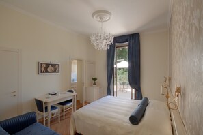 Habitación superior con 1 cama matrimonial o 2 individuales | Minibar, caja de seguridad en la habitación y escritorio