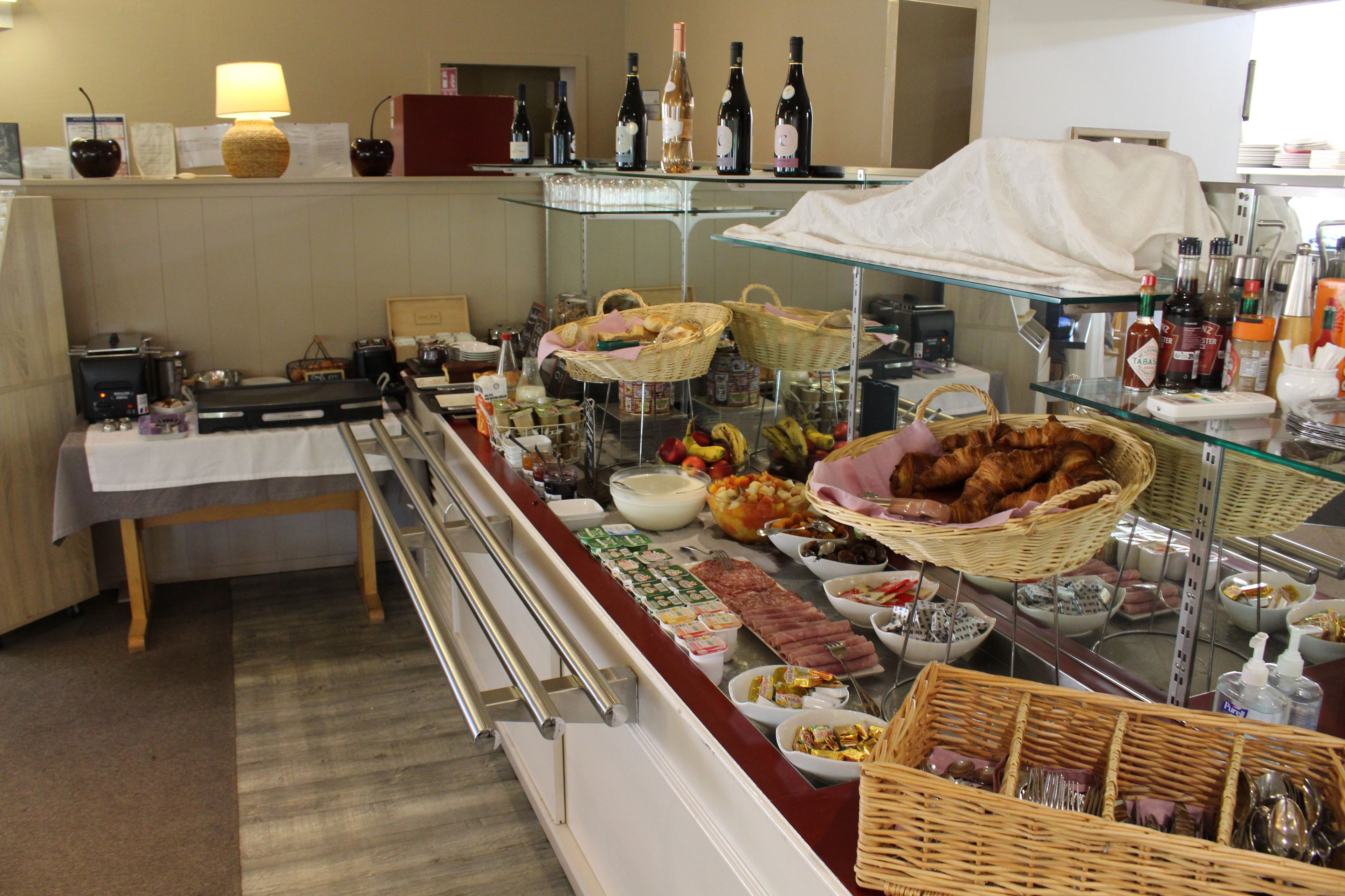 Een buffet met verschillende soorten eten, zoals brood, gebak en toevoegingen.