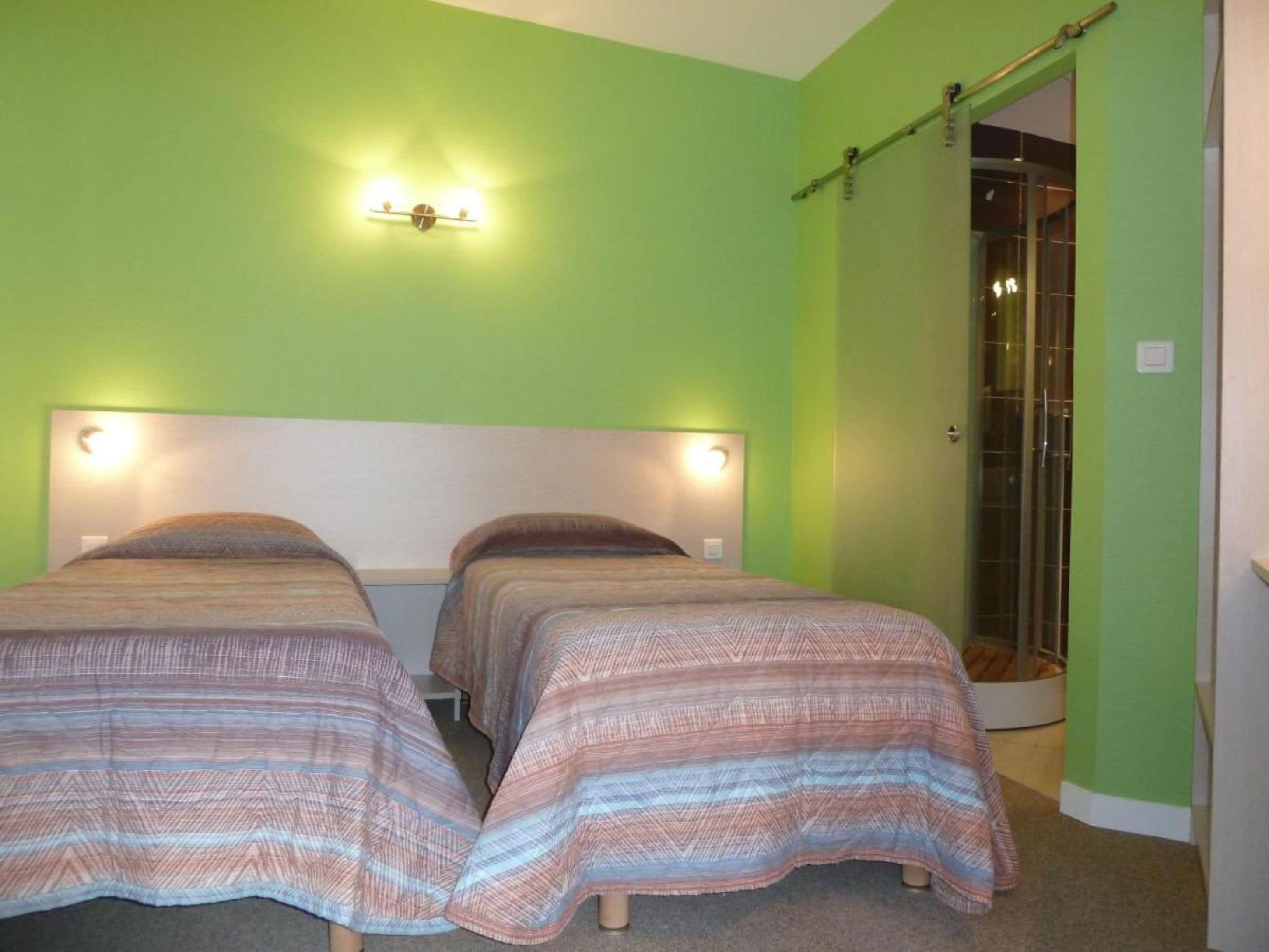 Desk, soundproofing, iron/ironing board, cribs/infant beds