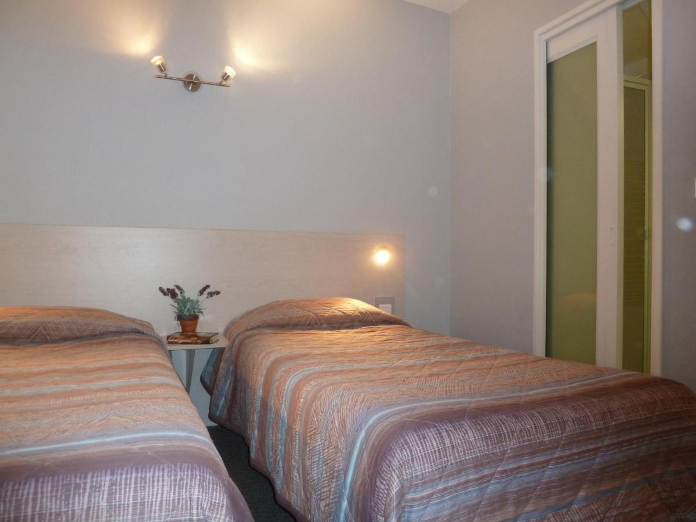 twin room | desk, soundproofing, iron/ironing board, cots/infant beds