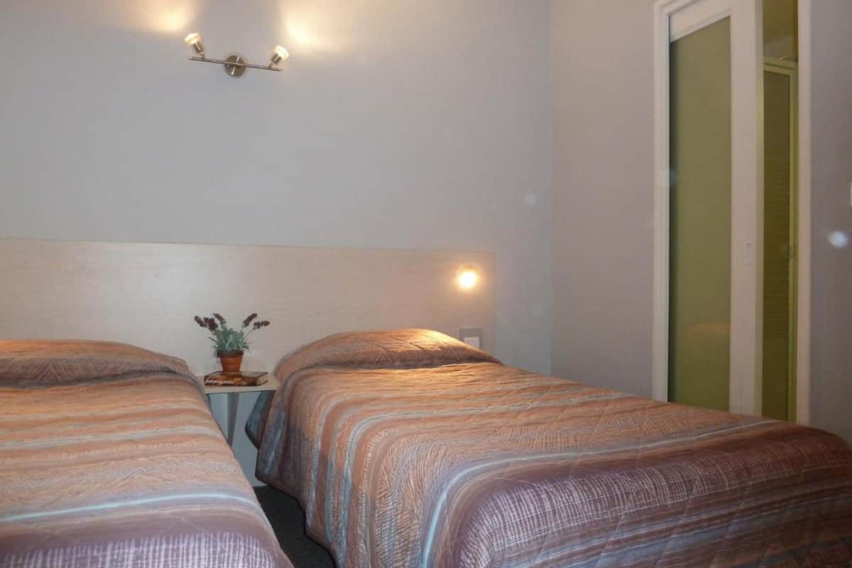 twin room | desk, soundproofing, iron/ironing board, cots/infant beds