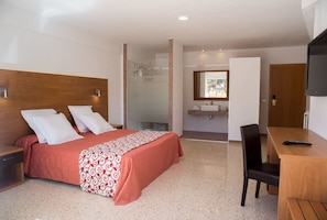 Chambre Double Supérieure, 1 très grand lit, balcon