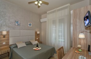 Habitación doble | 1 habitación, minibar, caja de seguridad en la habitación y escritorio