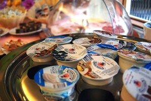 A buffet with various food items, including yogurt and other dishes. - Giardino (Camaiore)