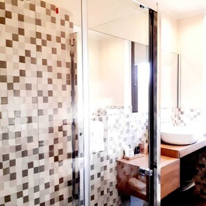 Double Room | Bathroom | Combined shower/tub, rainfall showerhead, free toiletries, hair dryer - Giardino (Camaiore)