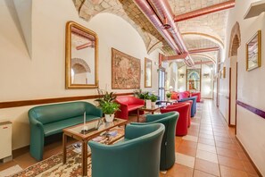 Coin salon dans le hall