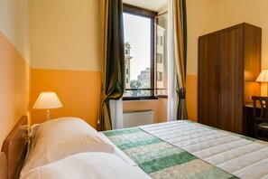 Habitación individual superior | Caja fuerte, escritorio, cortinas opacas y tabla de planchar con plancha